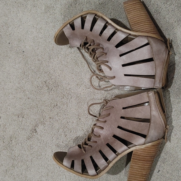 BCBG PL-ORI Heels - Picture 5 of 6